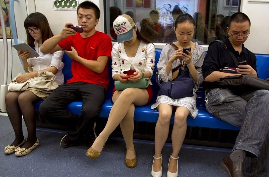 国内乘客在地铁上人手一个手机